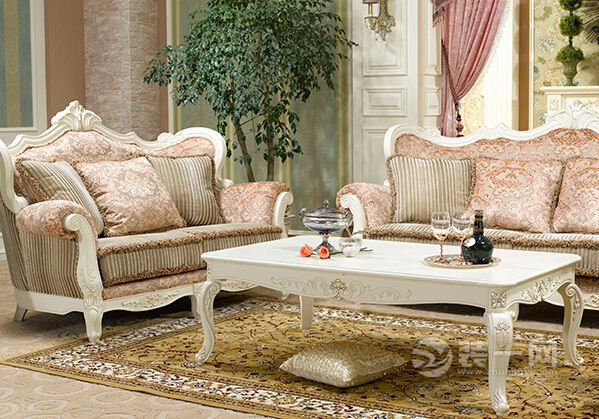 欧式沙发款式介绍 肇庆装修巧选欧式家具为客厅添彩